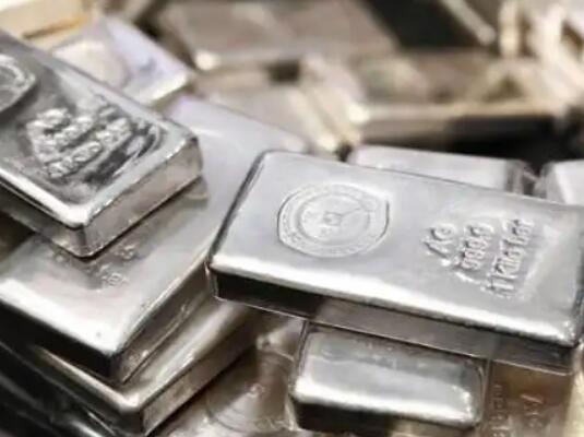 Institutions predict that silver may outperform gold again next year, with spot prices expected to reach $40